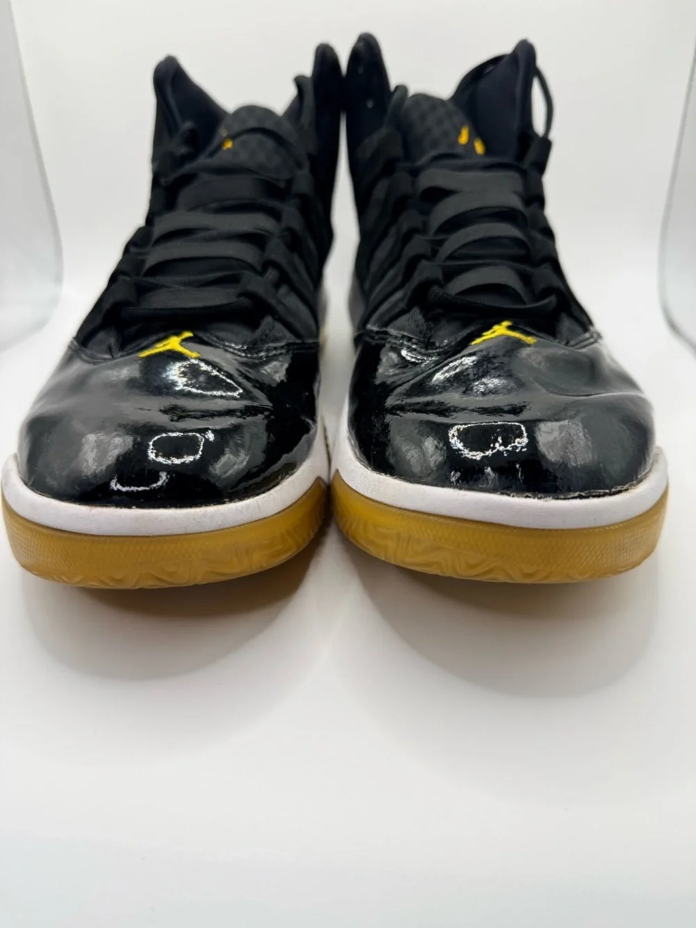 NIKE JORDAN Max Aura Men’s Black University Gold White Athletic Sneakers Sz 11.5